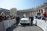 <br>UDIENZA GENERALE - 28 aprile 2010<br><br> - (Copyright L'OSSERVATORE ROMANO - Servizio Fotografico - photo@ossrom.va)