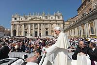 <br>UDIENZA GENERALE - 28 aprile 2010<br><br> - (Copyright L'OSSERVATORE ROMANO - Servizio Fotografico - photo@ossrom.va)