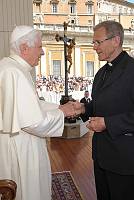 <br>UDIENZA GENERALE - 28 aprile 2010<br><br> - (Copyright L'OSSERVATORE ROMANO - Servizio Fotografico - photo@ossrom.va)