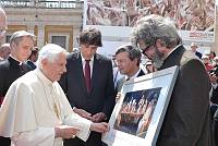 <br>UDIENZA GENERALE - 28 aprile 2010<br><br> - (Copyright L'OSSERVATORE ROMANO - Servizio Fotografico - photo@ossrom.va)