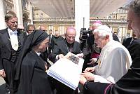 <br>UDIENZA GENERALE - 28 aprile 2010<br><br> - (Copyright L'OSSERVATORE ROMANO - Servizio Fotografico - photo@ossrom.va)