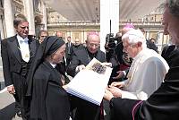<br>UDIENZA GENERALE - 28 aprile 2010<br><br> - (Copyright L'OSSERVATORE ROMANO - Servizio Fotografico - photo@ossrom.va)