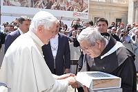 <br>UDIENZA GENERALE - 28 aprile 2010<br><br> - (Copyright L'OSSERVATORE ROMANO - Servizio Fotografico - photo@ossrom.va)