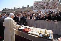 <br>UDIENZA GENERALE - 28 aprile 2010<br><br> - (Copyright L'OSSERVATORE ROMANO - Servizio Fotografico - photo@ossrom.va)