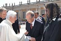 <br>UDIENZA GENERALE - 28 aprile 2010<br><br> - (Copyright L'OSSERVATORE ROMANO - Servizio Fotografico - photo@ossrom.va)