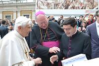 <br>Udienza Generale del 14 Aprile 2010<br><br> - (Copyright L'OSSERVATORE ROMANO - Servizio Fotografico - photo@ossrom.va)