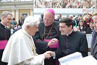 <br>Udienza Generale del 14 Aprile 2010<br><br> - (Copyright L'OSSERVATORE ROMANO - Servizio Fotografico - photo@ossrom.va)