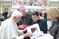 <br>Udienza Generale del 14 Aprile 2010<br><br> - (Copyright L'OSSERVATORE ROMANO - Servizio Fotografico - photo@ossrom.va)