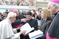 <br>Udienza Generale del 14 Aprile 2010<br><br> - (Copyright L'OSSERVATORE ROMANO - Servizio Fotografico - photo@ossrom.va)