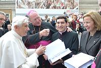<br>Udienza Generale del 14 Aprile 2010<br><br> - (Copyright L'OSSERVATORE ROMANO - Servizio Fotografico - photo@ossrom.va)