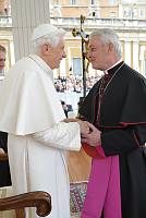 <br>Udienza Generale del 14 Aprile 2010<br><br> - (Copyright L'OSSERVATORE ROMANO - Servizio Fotografico - photo@ossrom.va)