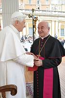 <br>Udienza Generale del 14 Aprile 2010<br><br> - (Copyright L'OSSERVATORE ROMANO - Servizio Fotografico - photo@ossrom.va)