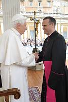 <br>Udienza Generale del 14 Aprile 2010<br><br> - (Copyright L'OSSERVATORE ROMANO - Servizio Fotografico - photo@ossrom.va)