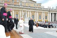 <br>Udienza Generale del 14 Aprile 2010<br><br> - (Copyright L'OSSERVATORE ROMANO - Servizio Fotografico - photo@ossrom.va)