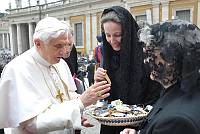 <br>Udienza Generale del 14 Aprile 2010<br><br> - (Copyright L'OSSERVATORE ROMANO - Servizio Fotografico - photo@ossrom.va)