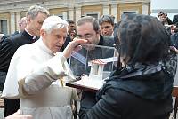 <br>Udienza Generale del 14 Aprile 2010<br><br> - (Copyright L'OSSERVATORE ROMANO - Servizio Fotografico - photo@ossrom.va)