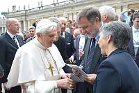 <br>Udienza Generale del 14 Aprile 2010<br><br> - (Copyright L'OSSERVATORE ROMANO - Servizio Fotografico - photo@ossrom.va)