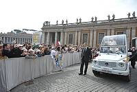 <br>Udienza Generale del 14 Aprile 2010<br><br> - (Copyright L'OSSERVATORE ROMANO - Servizio Fotografico - photo@ossrom.va)