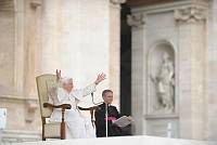 <br>Udienza Generale del 14 Aprile 2010<br><br> - (Copyright L'OSSERVATORE ROMANO - Servizio Fotografico - photo@ossrom.va)