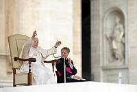 <br>Udienza Generale del 14 Aprile 2010<br><br> - (Copyright L'OSSERVATORE ROMANO - Servizio Fotografico - photo@ossrom.va)