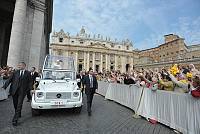 <br>Udienza Generale del 14 Aprile 2010<br><br> - (Copyright L'OSSERVATORE ROMANO - Servizio Fotografico - photo@ossrom.va)