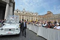 <br>Udienza Generale del 14 Aprile 2010<br><br> - (Copyright L'OSSERVATORE ROMANO - Servizio Fotografico - photo@ossrom.va)