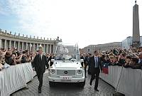 <br>Udienza Generale del 14 Aprile 2010<br><br> - (Copyright L'OSSERVATORE ROMANO - Servizio Fotografico - photo@ossrom.va)