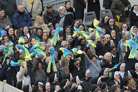 69614