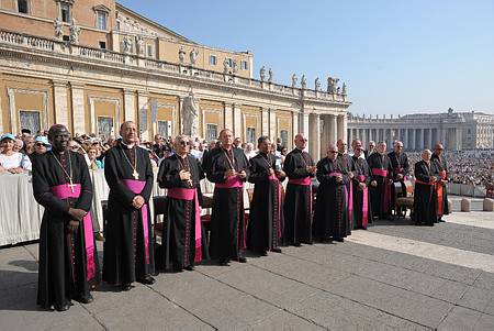 57085