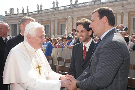 57978
